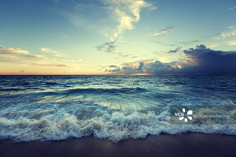 塞舌尔海滩上的日落图片素材