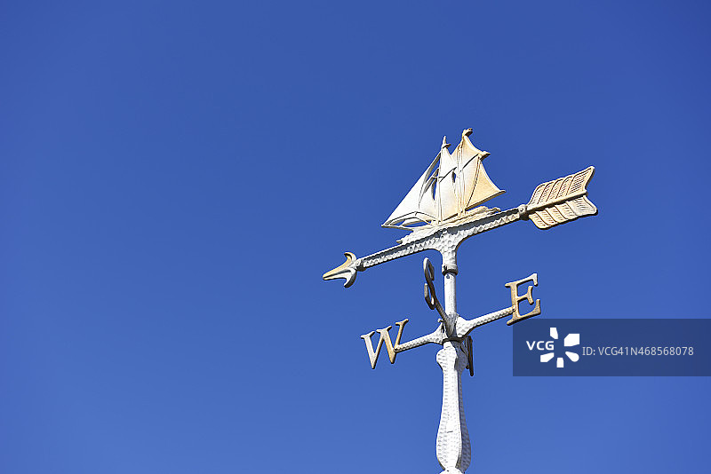帆船风向标对抗晴朗的天空与复制空间图片素材