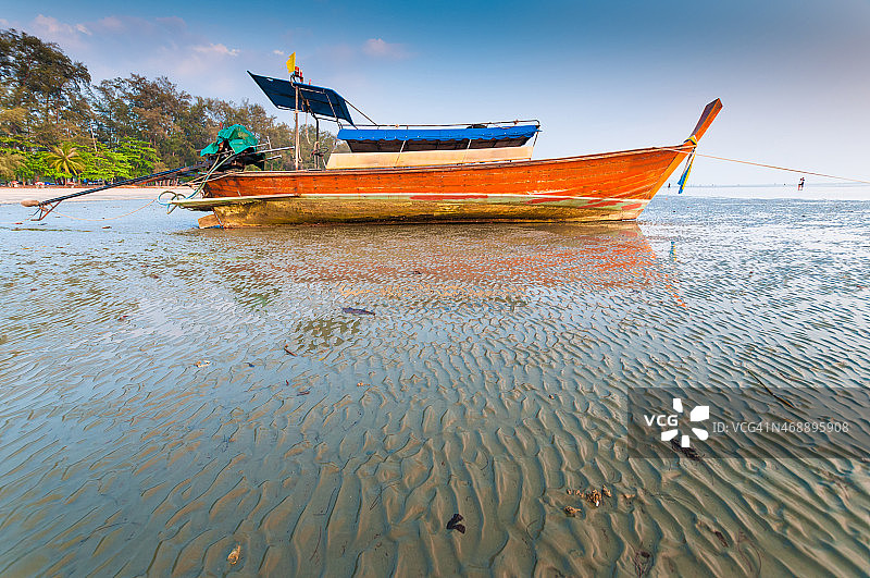 长尾船在美丽的海滩上图片素材