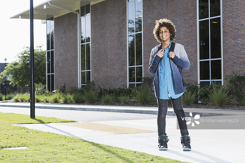 男孩站在学校外面图片素材