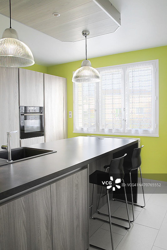 新的现代稀疏的木制灰色厨房室内灯光图片素材