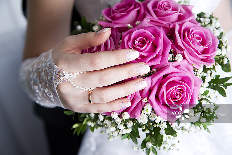 结婚戒指和花束图片素材