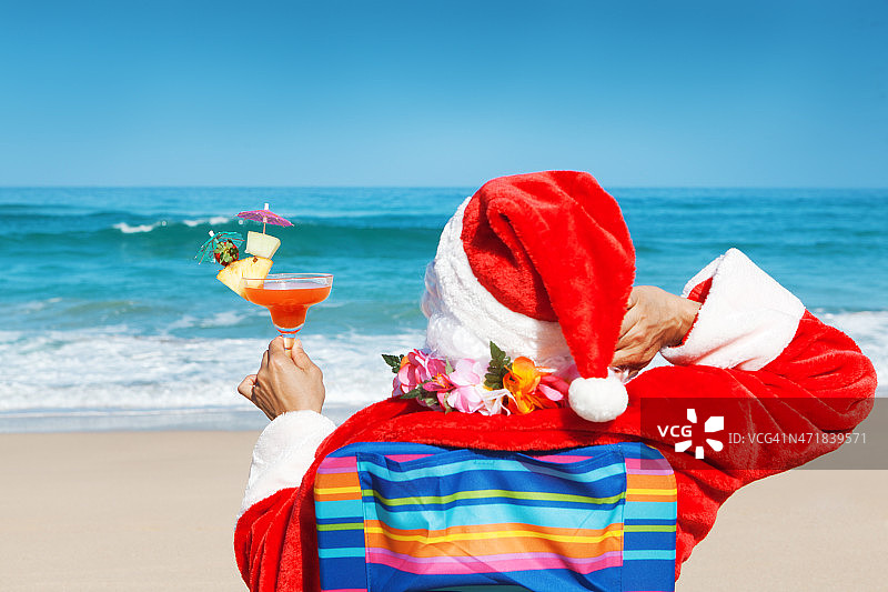 圣诞老人在热带海滩度假与饮料赫兹图片素材