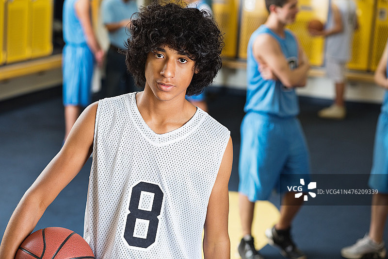 高中更衣室里的新生篮球运动员图片素材