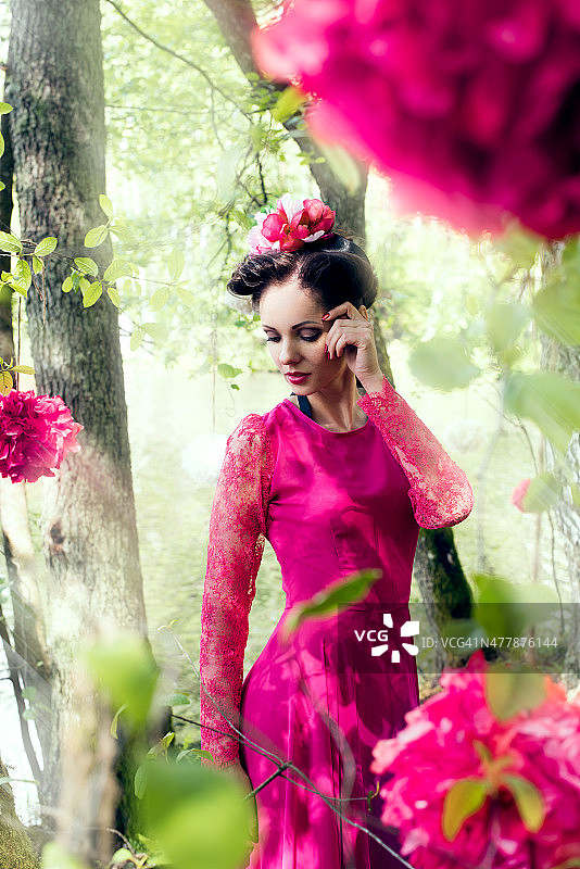 树林里穿着粉红色长裙的女人图片素材