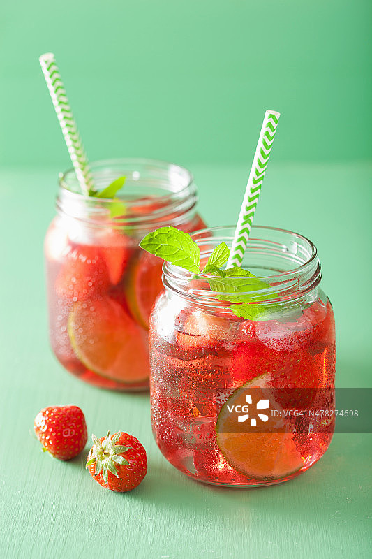夏季草莓饮料与酸橙和薄荷坛子图片素材