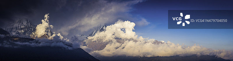 山云景全景旋转通过锯齿状的山峰，喜马拉雅山安娜普纳尼泊尔图片素材