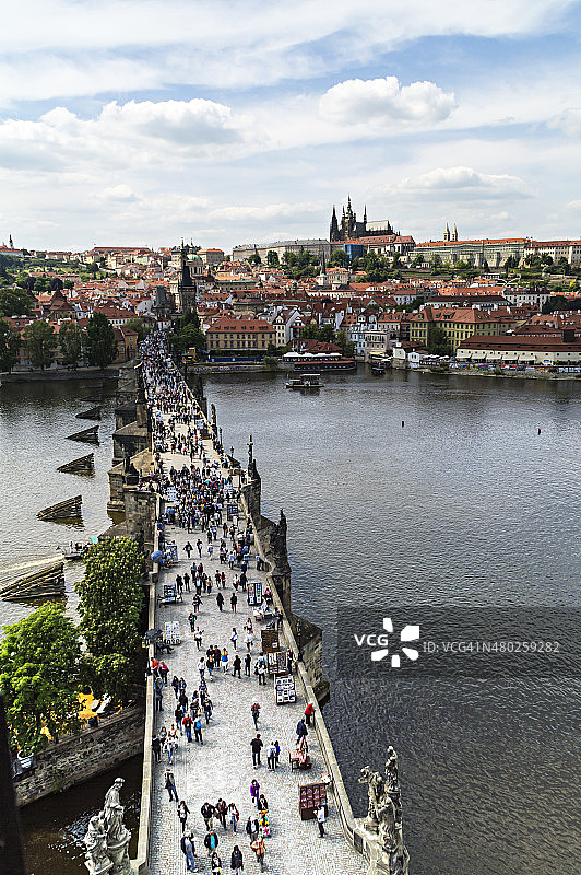 捷克共和国布拉格:查理大桥上的人们图片素材