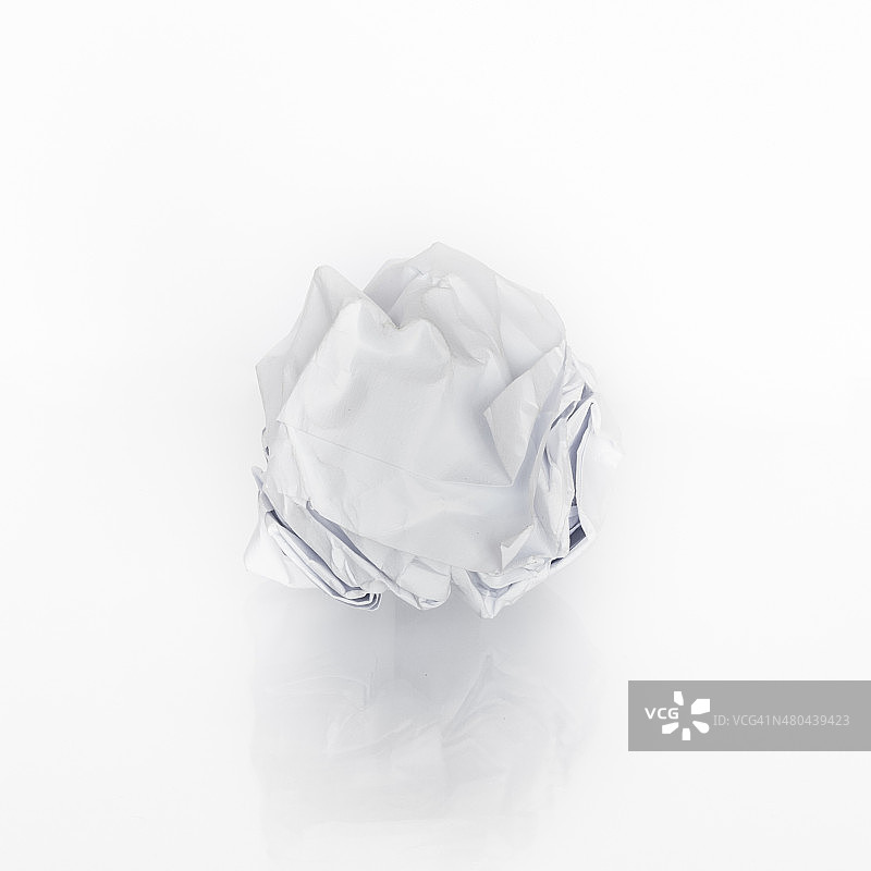 纸球在孤立的白色背景图片素材