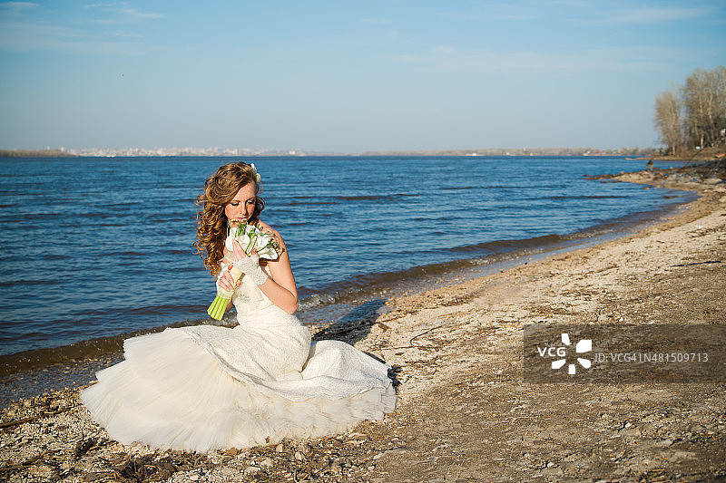美丽的新娘在夏天的河边图片素材