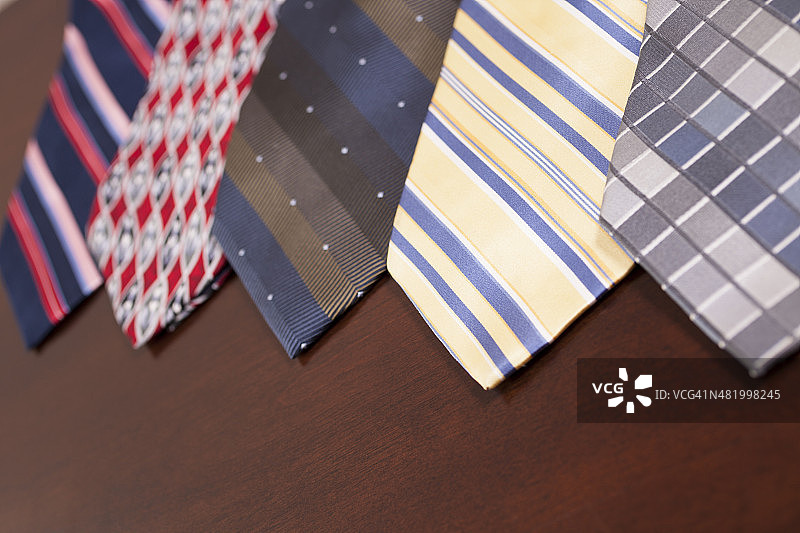 时尚:男士领带排成一排展示。父亲节快乐!图片素材