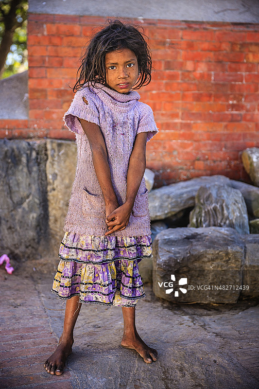 尼泊尔巴德岗的年轻尼泊尔女孩的肖像图片素材