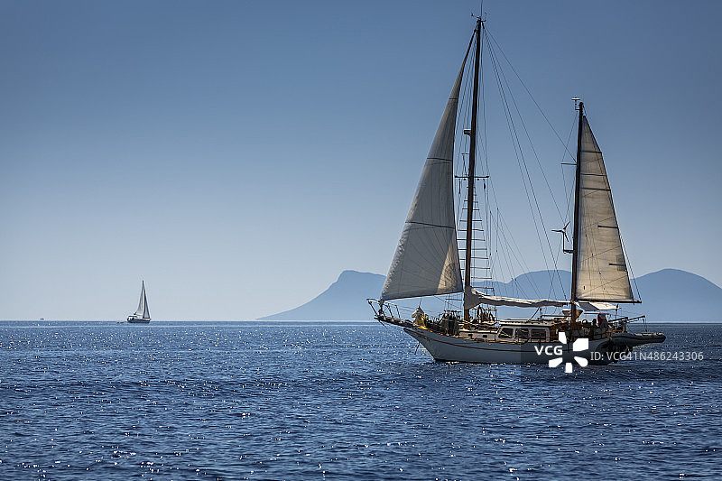 传统的木制帆船在深蓝色的海希腊图片素材
