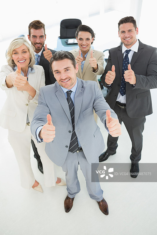 自信的商业团队竖起大拇指图片素材