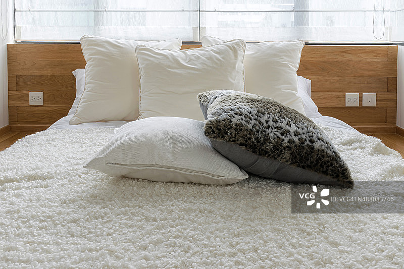 时尚的卧室室内设计与黑色和白色的枕头图片素材