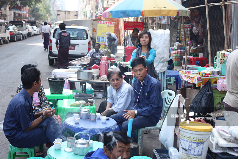 缅甸仰光，一家缅甸人在咖啡馆喝茶图片素材