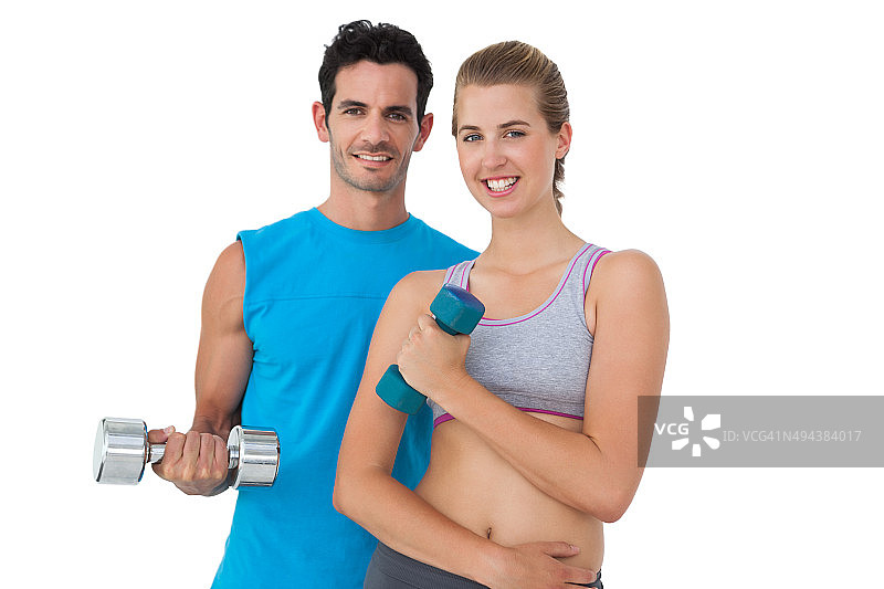 一对健康的夫妇用哑铃锻炼图片素材