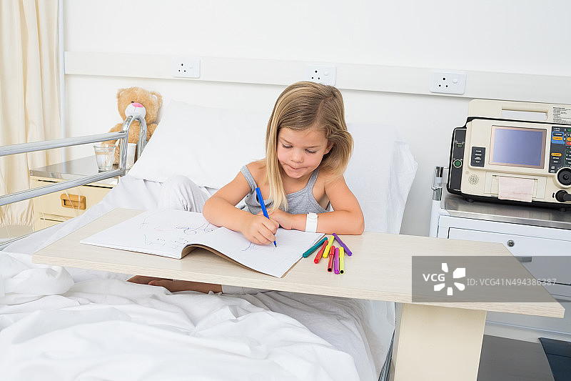 生病的女孩在医院涂色书图片素材