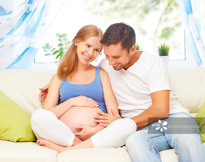 幸福的家庭期待着宝宝的诞生。图片素材