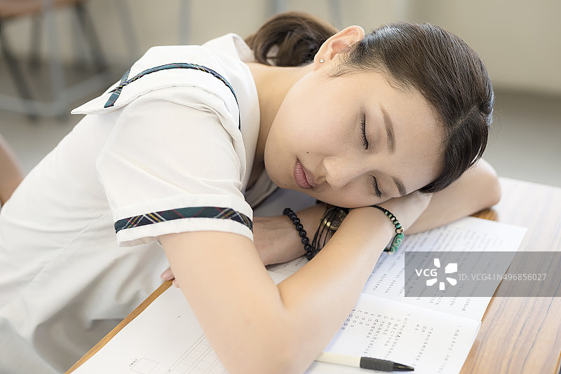 中国女学生睡在语文考试，香港图片素材