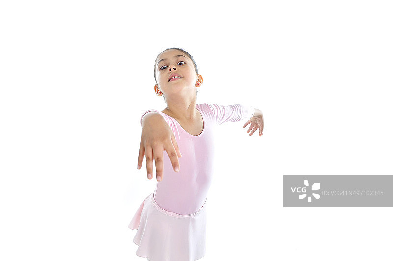 可爱的芭蕾舞女演员穿着粉色芭蕾舞短裙跳古典芭蕾图片素材