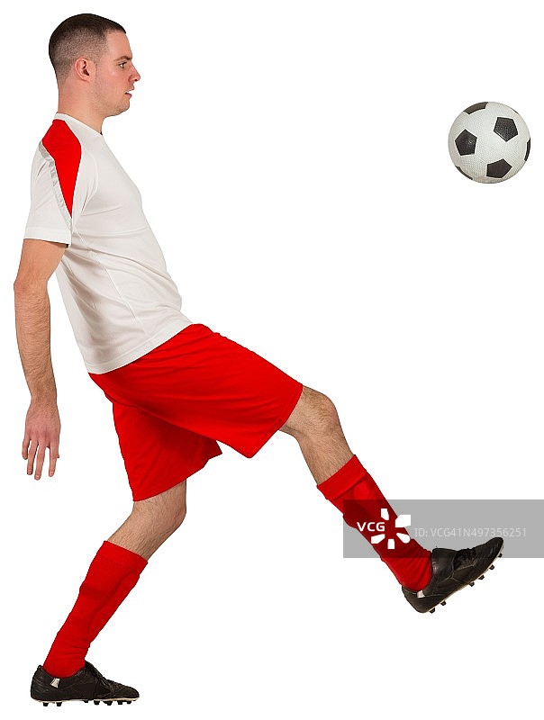 体格健壮的足球运动员在踢球图片素材