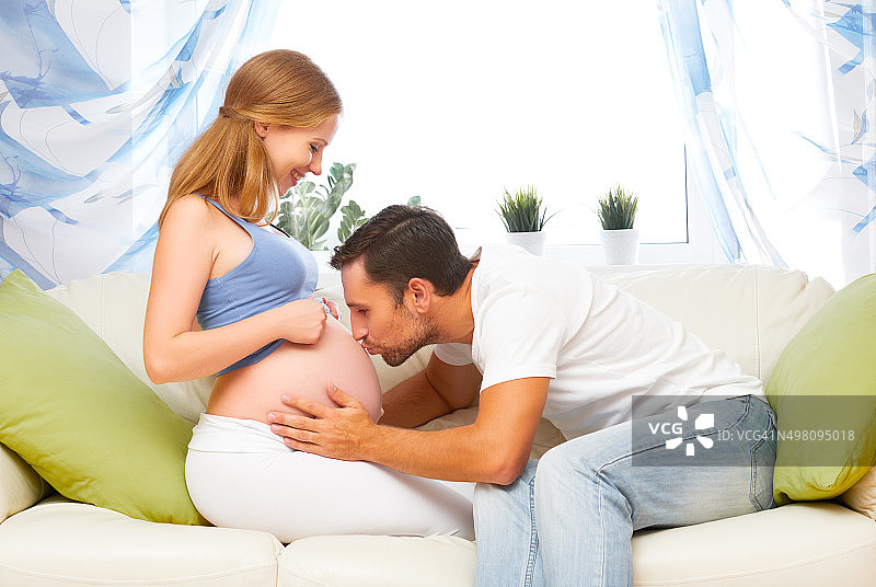 幸福的家庭期待着宝宝的出生图片素材