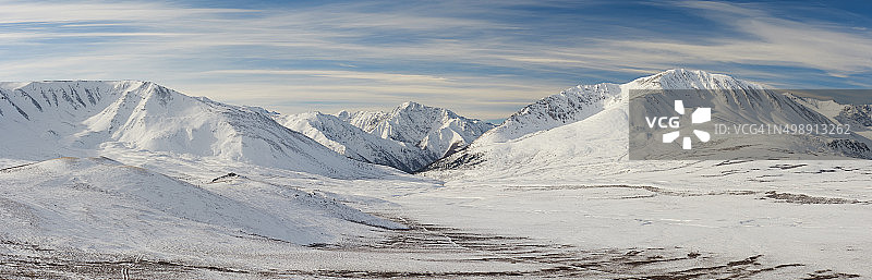 美丽的冬季风景，阿尔泰山俄罗斯。图片素材