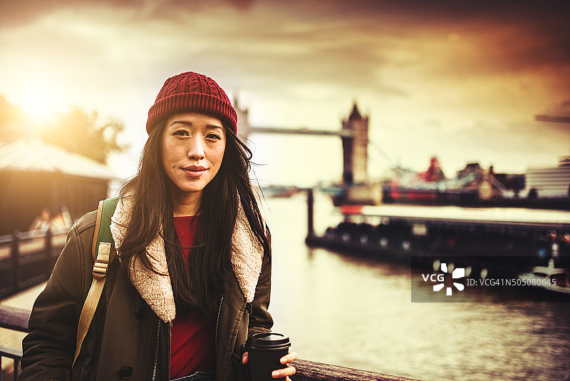 中国游客在伦敦微笑图片素材