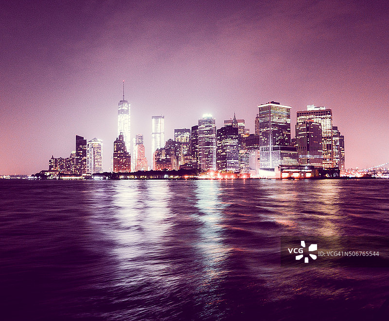 纽约曼哈顿夜晚的天际线图片素材