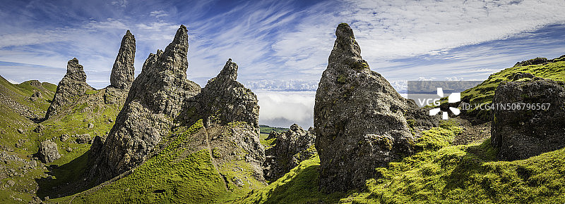 苏格兰高地高耸入云的斯凯岛全景图片素材
