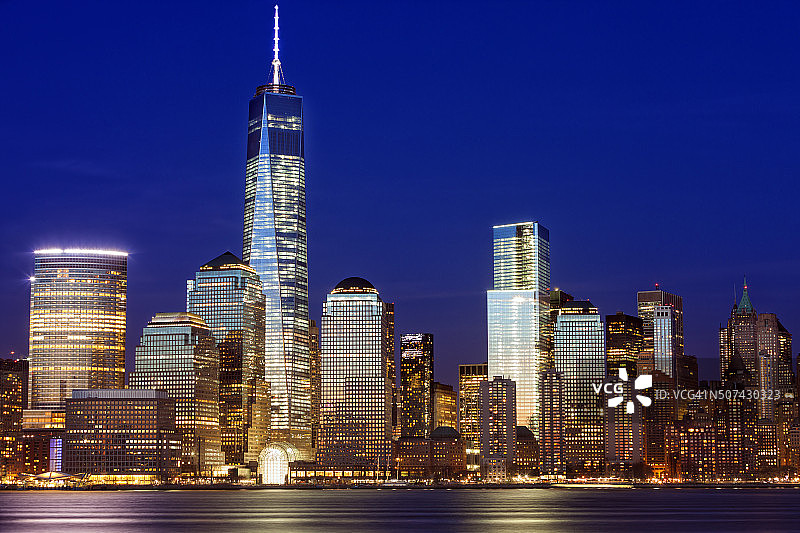 曼哈顿天际线和自由塔在黄昏，纽约市图片素材