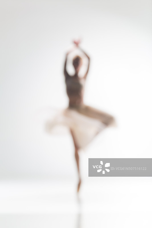 白色背景上芭蕾舞女演员模糊的剪影图片素材