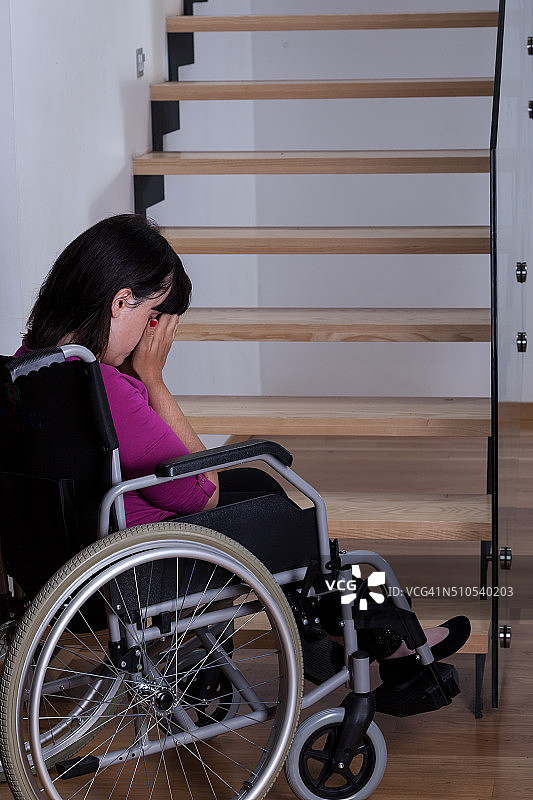 残疾妇女站在楼梯前图片素材