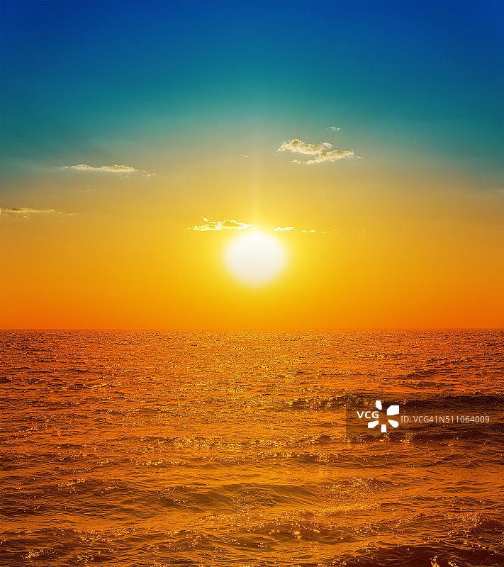 海上橙色日落图片素材