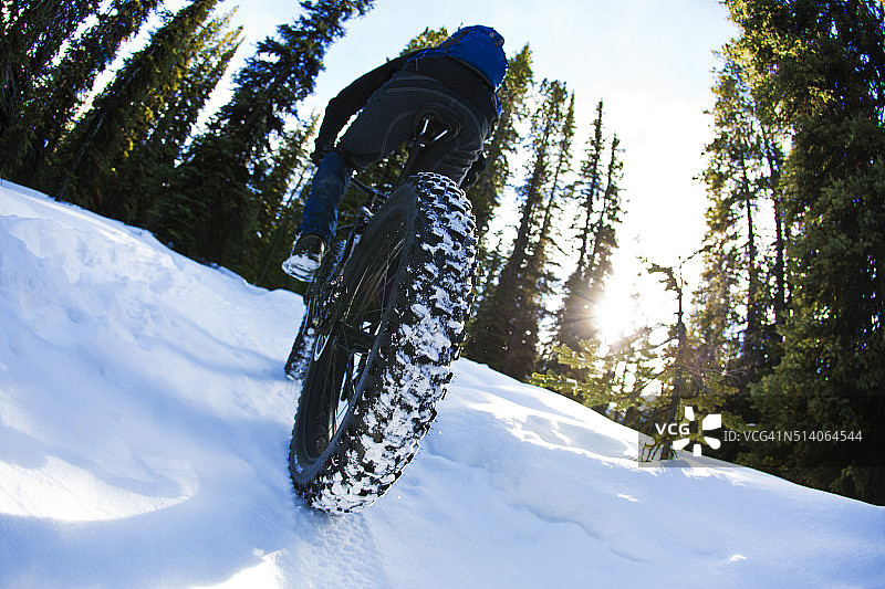 冬天胖骑自行车图片素材