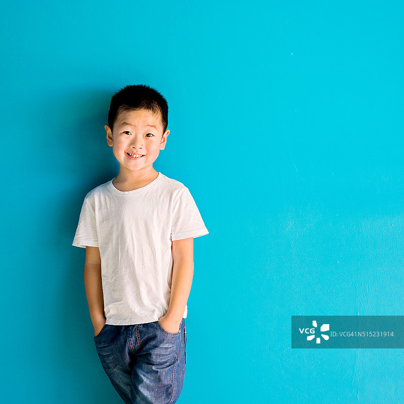 中国小男孩靠在墙上图片素材