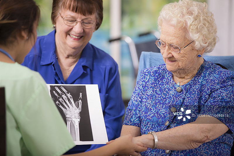 拉丁，女医生在养老院看望老年妇女病人。图片素材