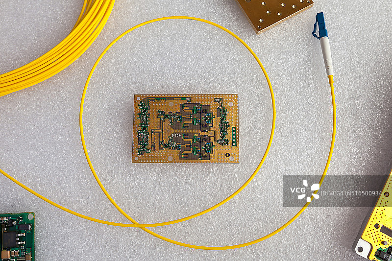 黄色的光缆和电路板，镀金图片素材