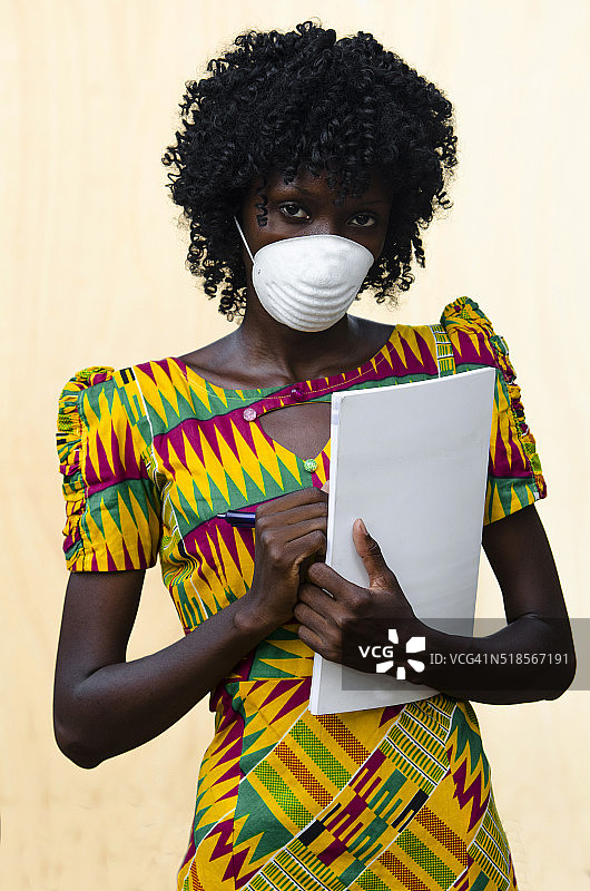 病毒爆发:非洲黑人医生协助埃博拉患者图片素材