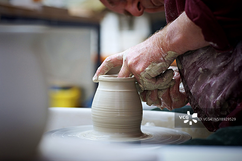 陶工手工制作陶土花瓶图片素材