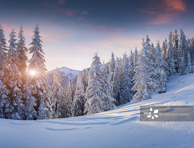 美丽的冬季日出在山上。图片素材