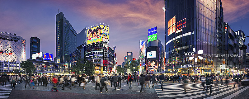 日落时的涩谷十字路口。图片素材