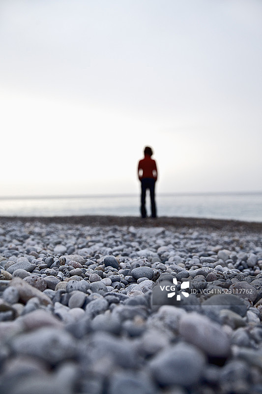 年轻女子站在西班牙巴利阿里群岛马略卡岛的海滩上图片素材