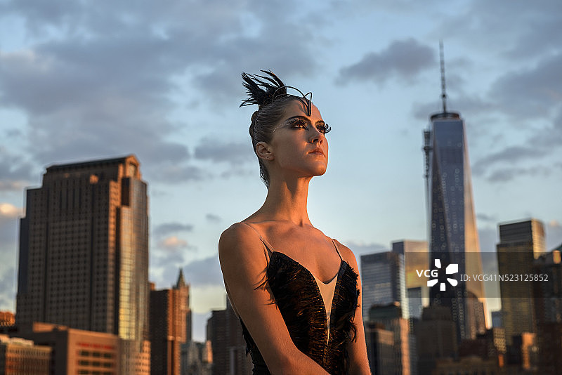 身着黑色芭蕾舞裙的芭蕾舞女演员在日落时的肖像，纽约市，纽约州，美国图片素材