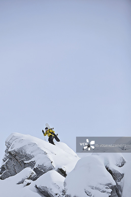 一名年轻的滑雪者在沃里泽阿尔卑斯山脉的深雪中滑雪图片素材