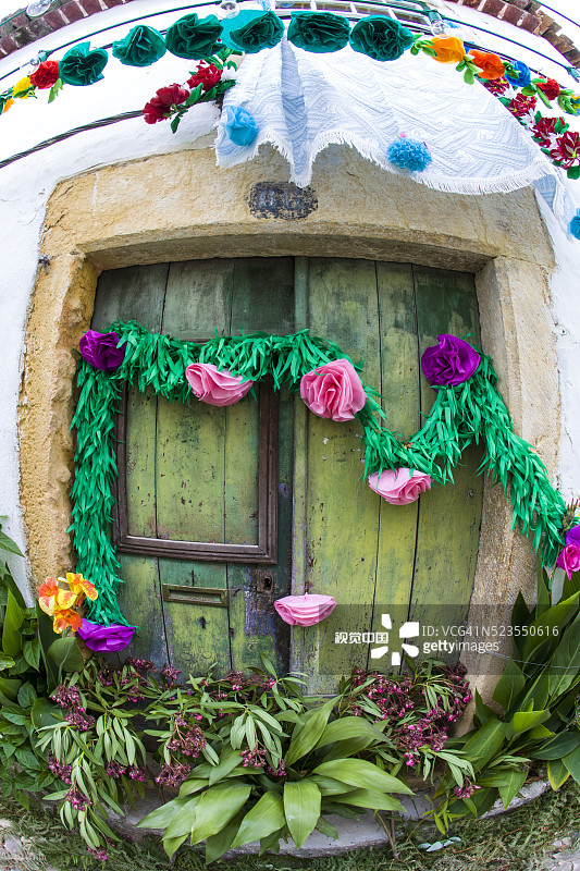 托马尔的街道装饰着纸花庆祝，称为托盘节图片素材