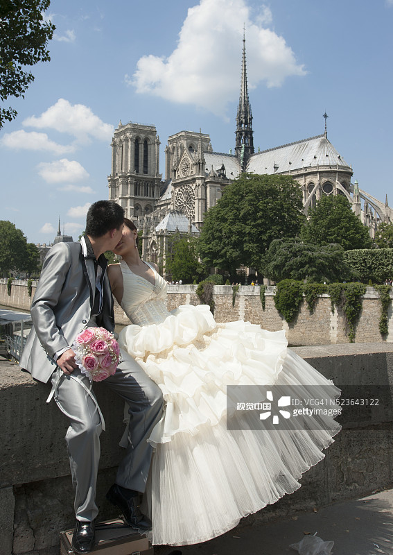 一对年轻的亚洲夫妇刚刚在巴黎结婚图片素材