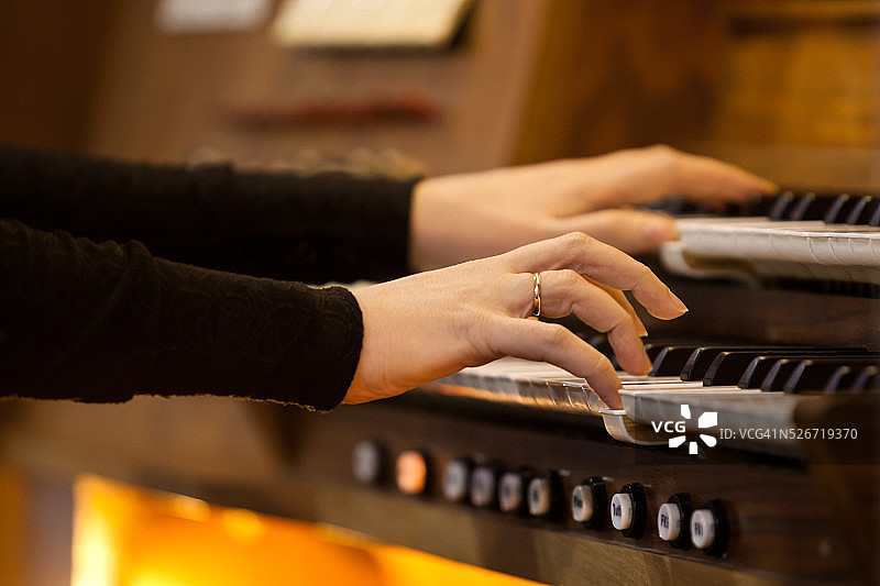 弹奏风琴的女人的手图片素材