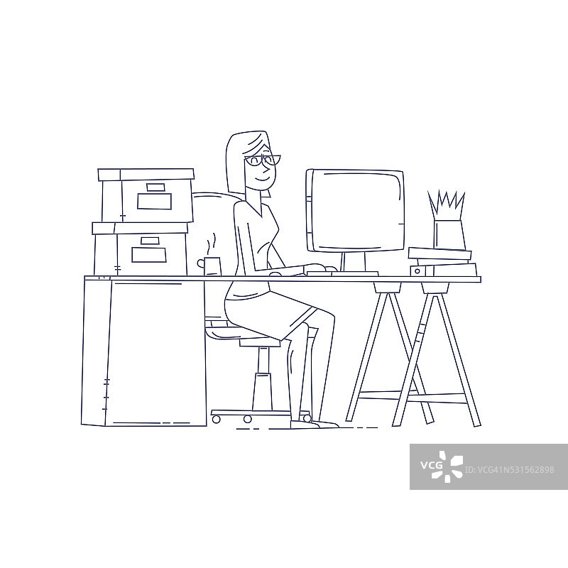 坐在电脑前工作的瘦女人。图片素材